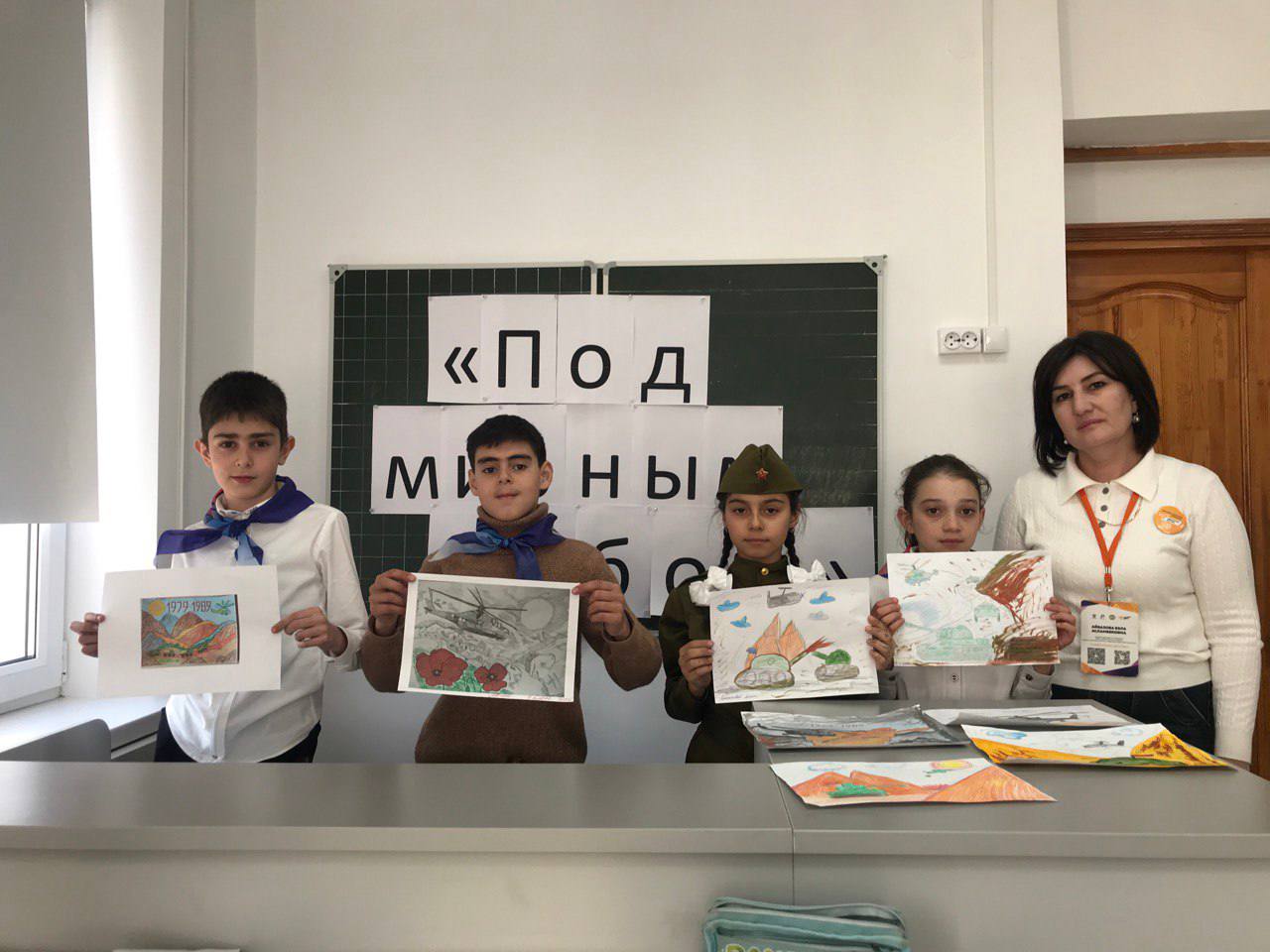Выставка рисунков "Под мирным небом".
