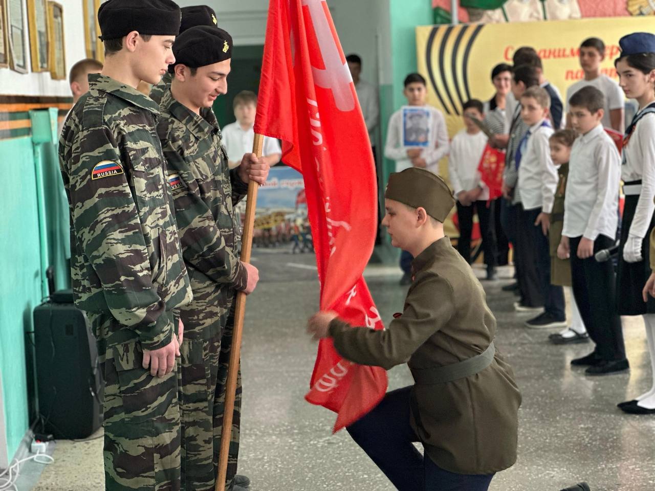 «С поклоном к символу Победы!».
